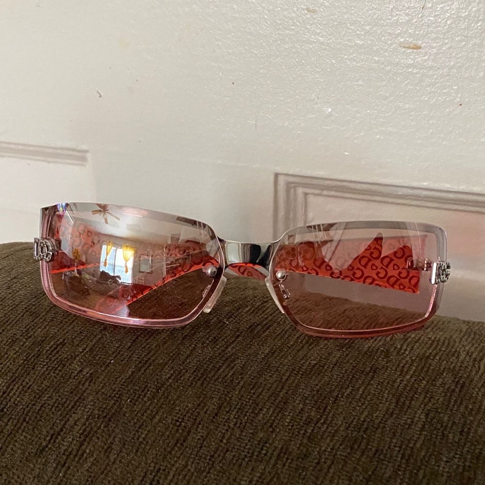 Elegant Pink Sunglasses